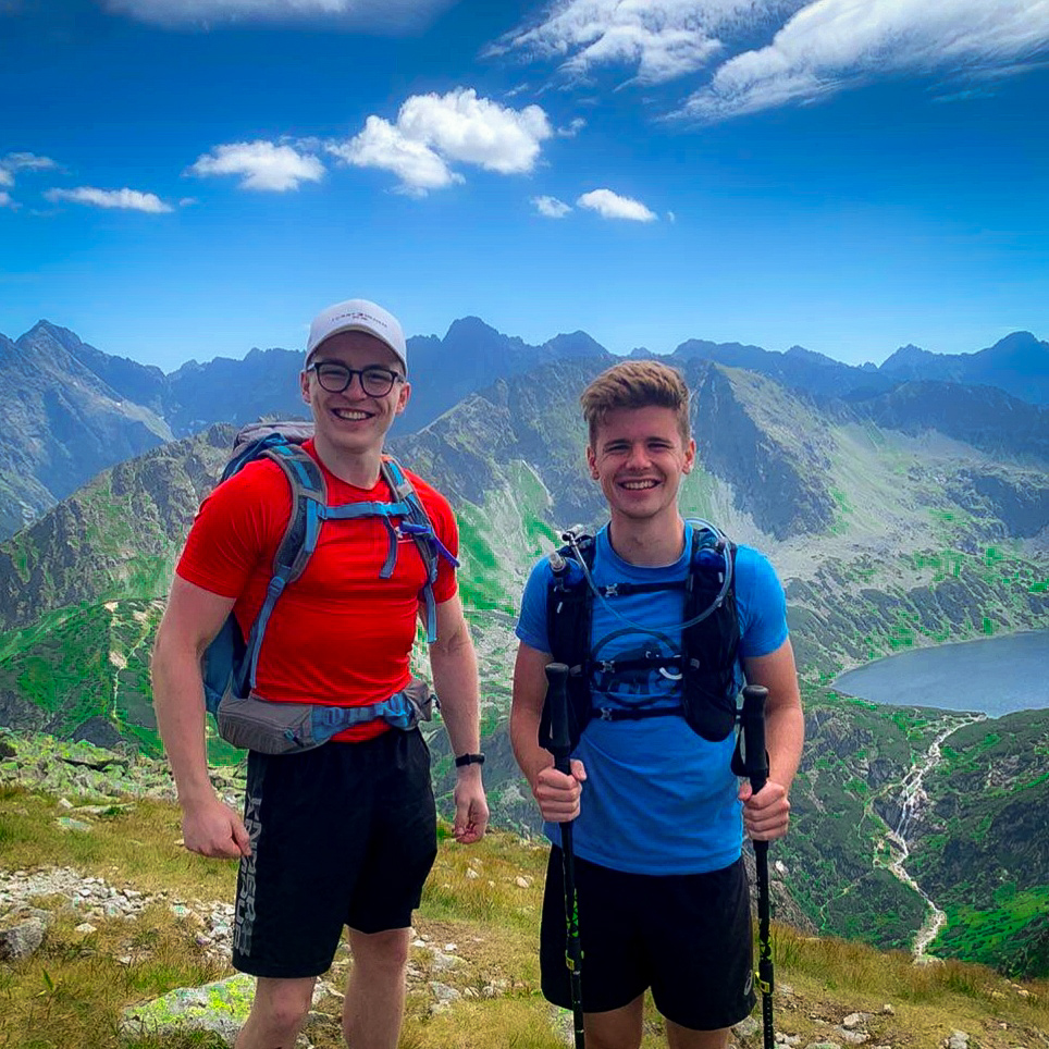 Bartek i Adam na Przełęczy Krzyżne w Tatrach