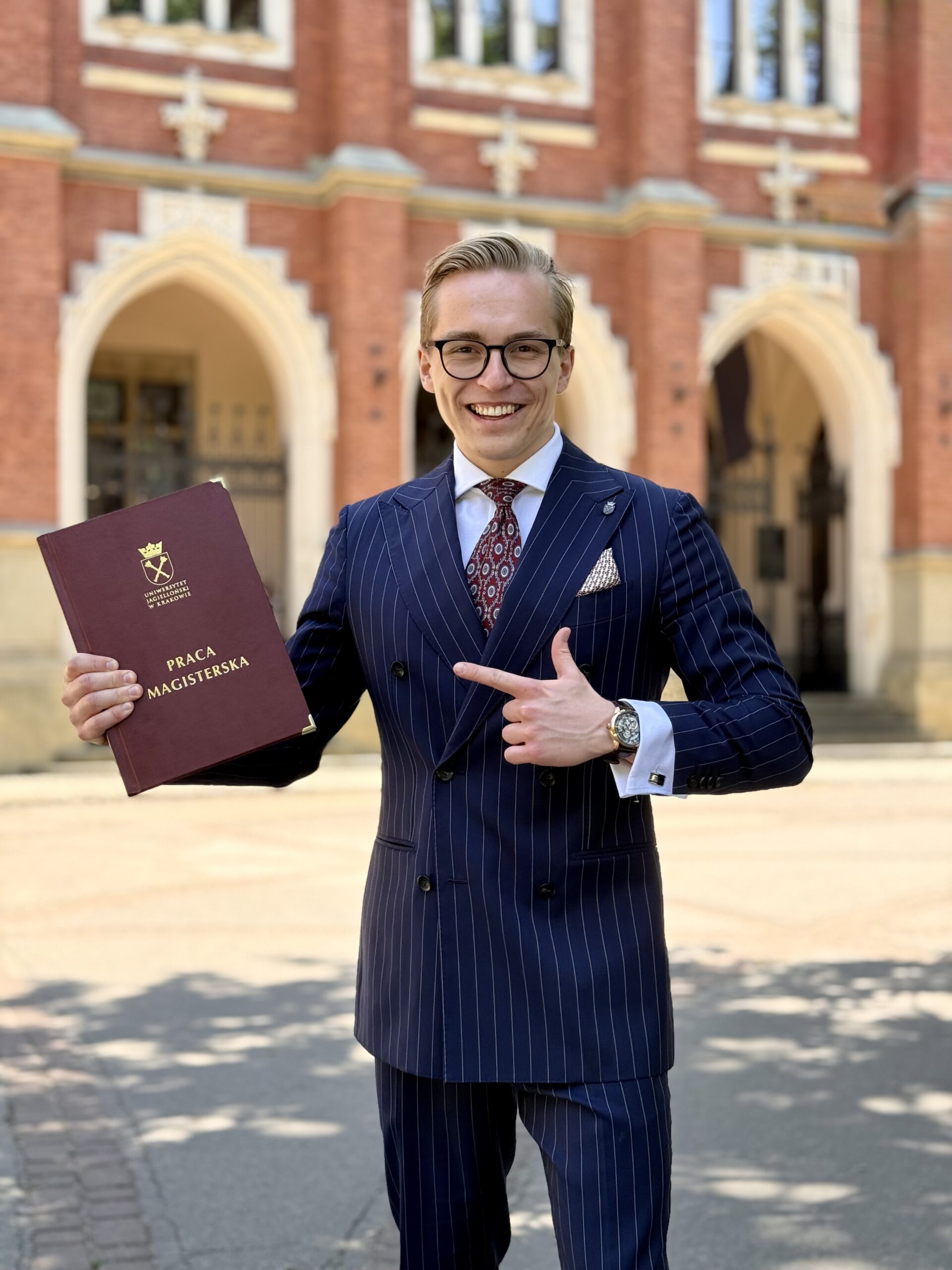Bartłomiej po obronie pracy magisterskiej z dyplomem Uniwersytetu Jagiellońskiego